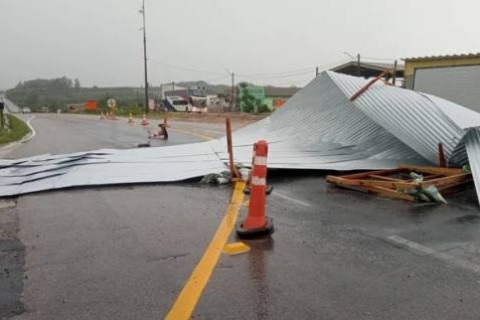 Telhado é arrastado para a pista da BR-116 em Cristal