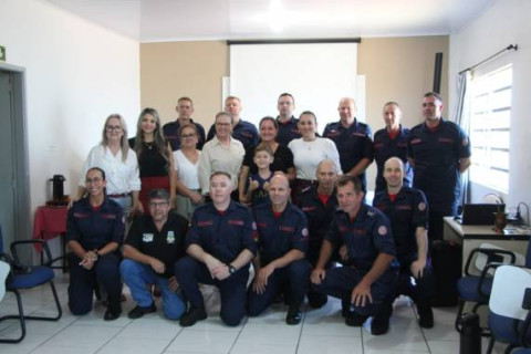 Bombeiros de Horizontina prestam homenagem de despedida à 1ª Tenente Metriz Teresinha Viana Justen